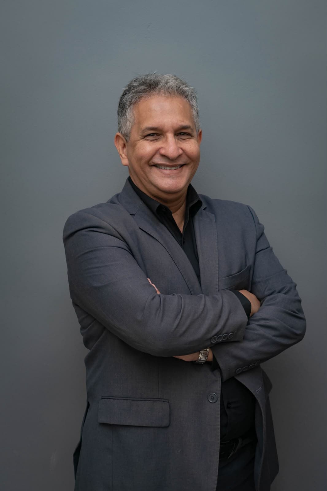 Pr. Syl Farney sorrindo